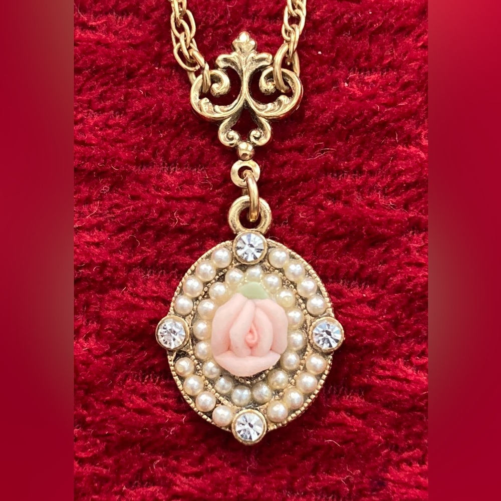 Beautiful gold tone, 1928 vintage necklace